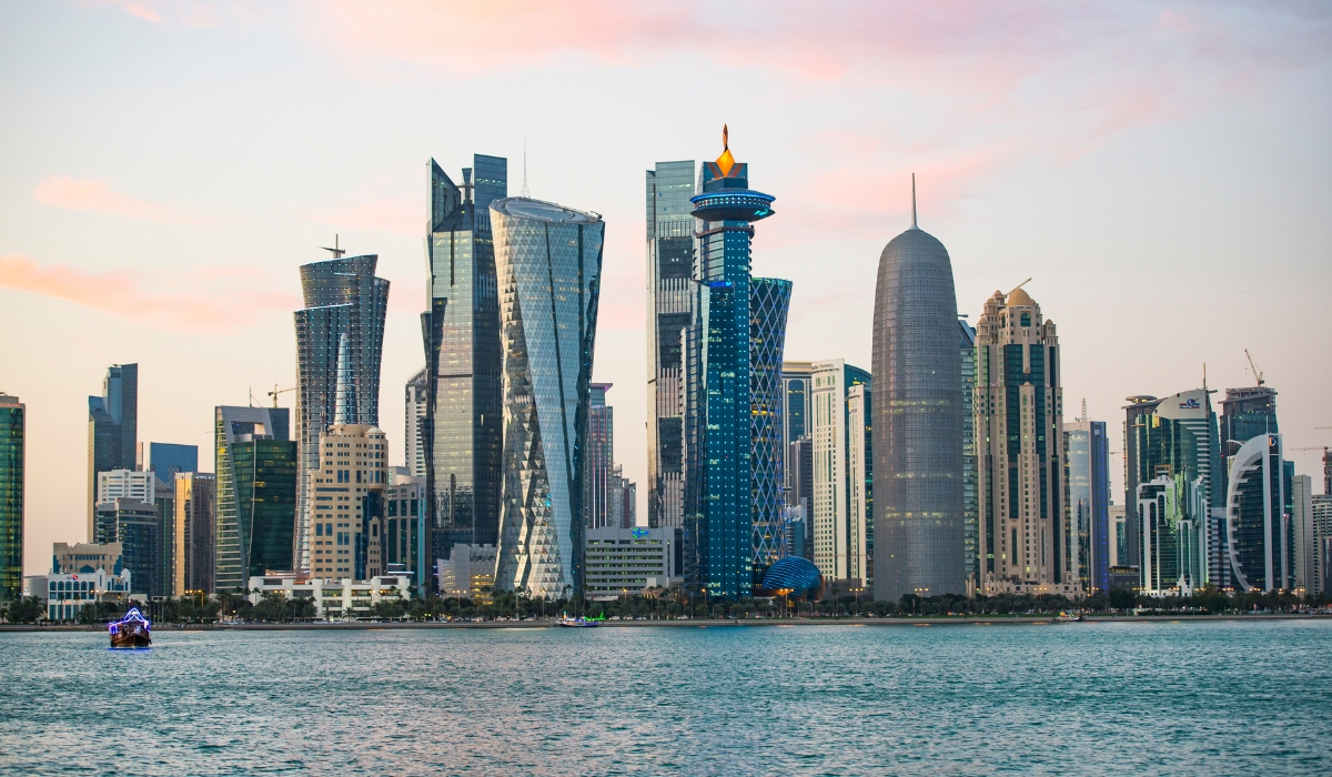 Today, Qatar is expected to experience rising humidity, hazy conditions, and high temperatures.